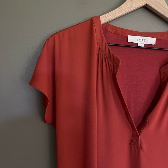 LOFT Split Neck Shirred Flutter Tee Top Size Small Lightweight Mixed Media Shell - Picture 3 of 11